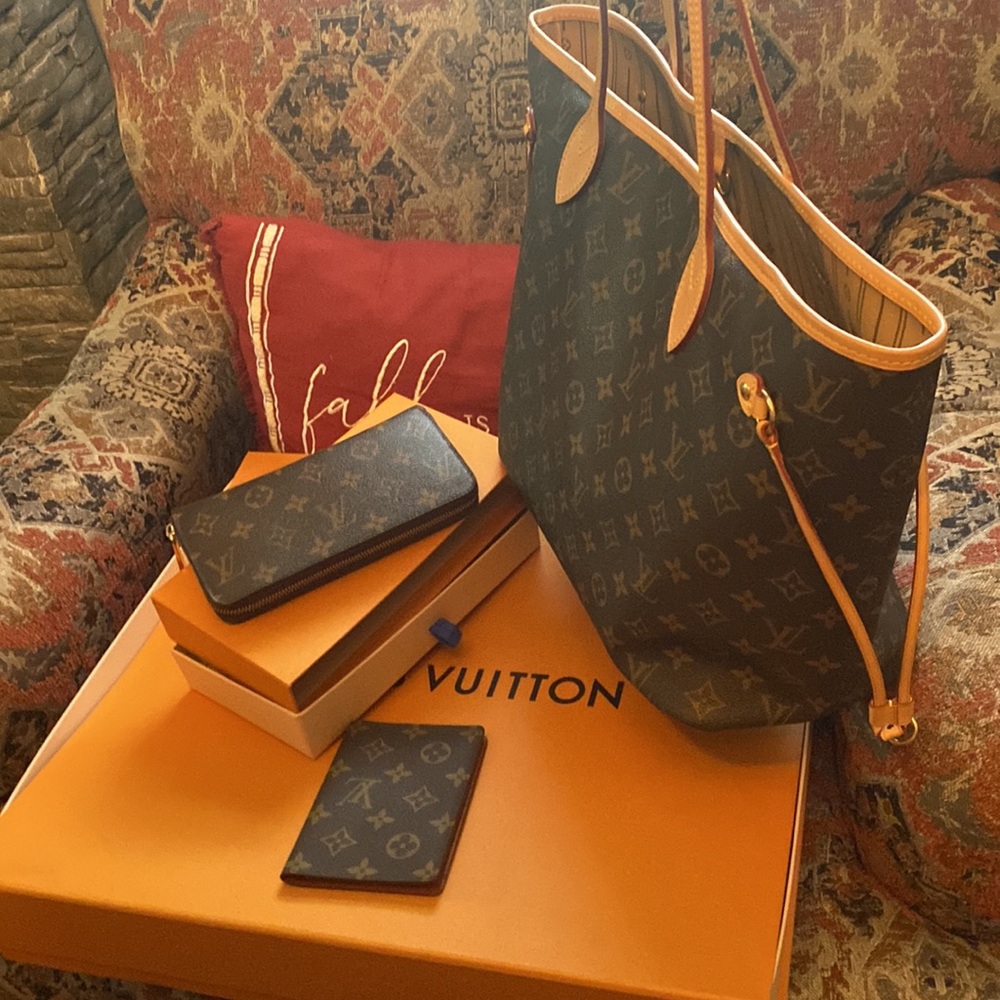 Authentic Louis Vuitton Neverfull Mon beige MM Tote/passport Holder/Zippy wallet
